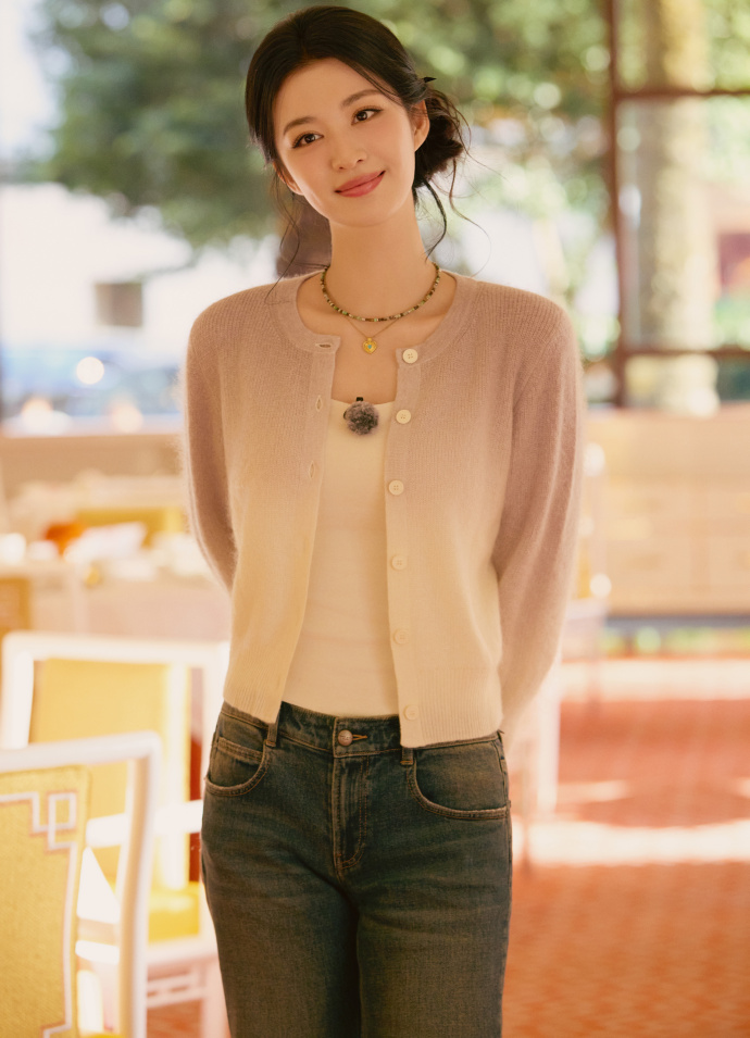 王楚然 光影流转间的时尚魅力，服装造型的百变演绎